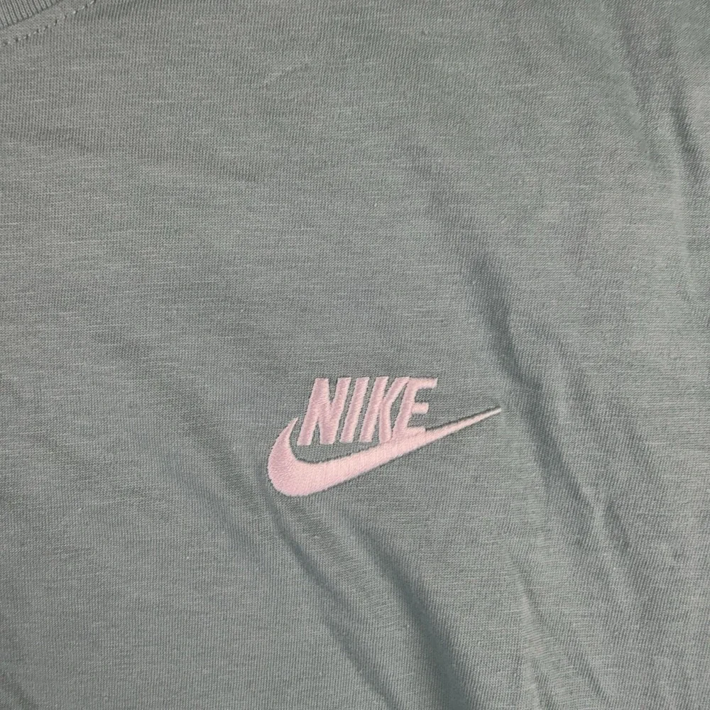 Nike Shirt Mens Small Green The Nike Tee Embroidered Swoosh Logo Cotton Crewneck